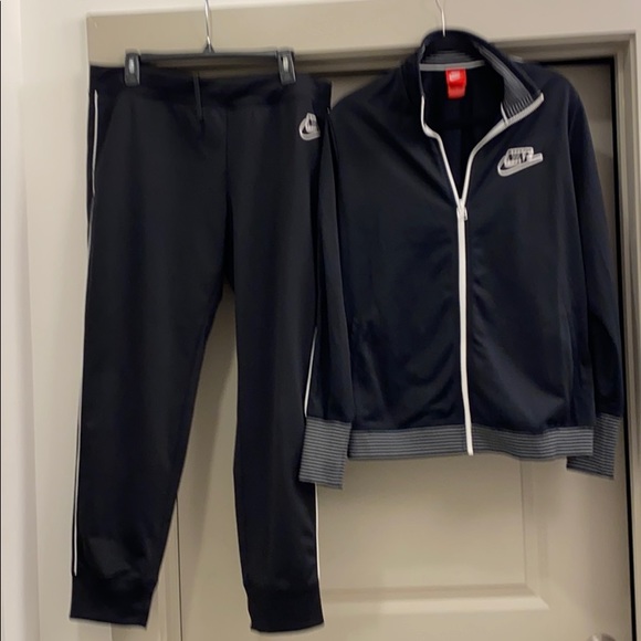 white nike jogging suits